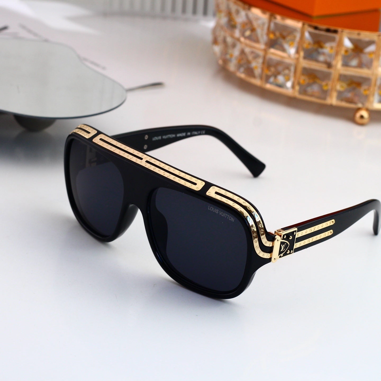 Retro Oversized Frame Sunglasses with Metal Accents 0715