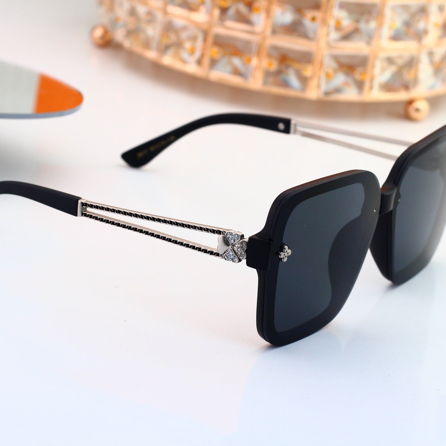 Oversized Sunglasses with Clover Detail (Model 3678)