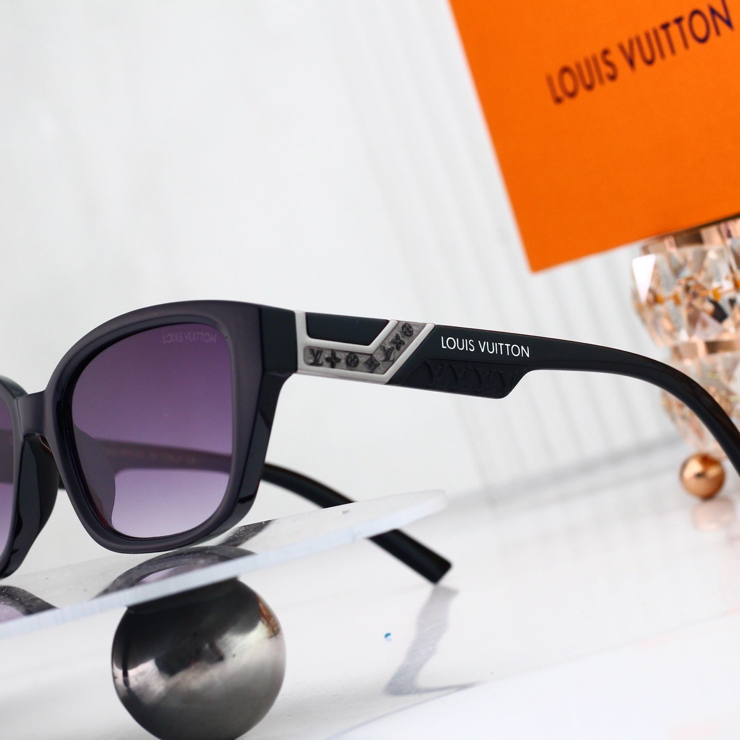 V-Logo Oversized Sunglasses (Model 3894)