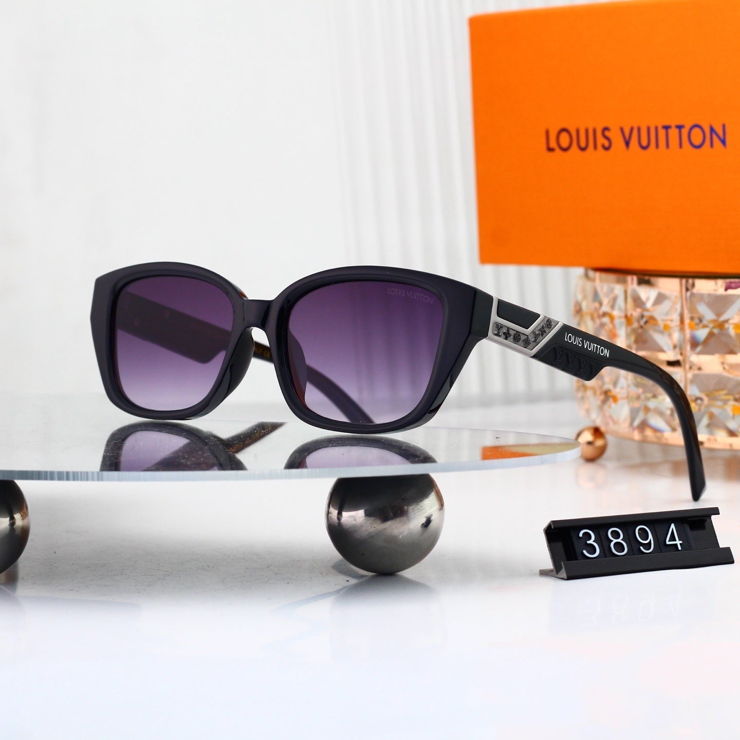 V-Logo Oversized Sunglasses (Model 3894)