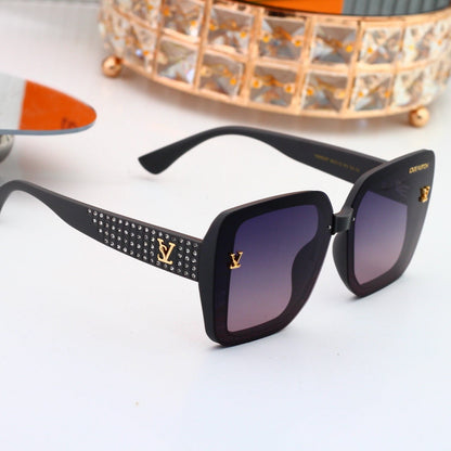 Sunglasses with Diamond-Embedded Temples 0903
