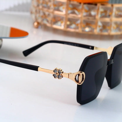 Blooming Whispers Oversized Sunglasses with Clover Detail (Model 3411)