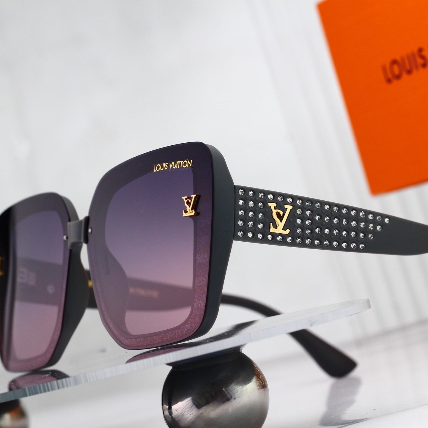 Sunglasses with Diamond-Embedded Temples 0903