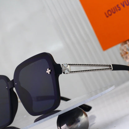 Oversized Sunglasses with Clover Detail (Model 3678)