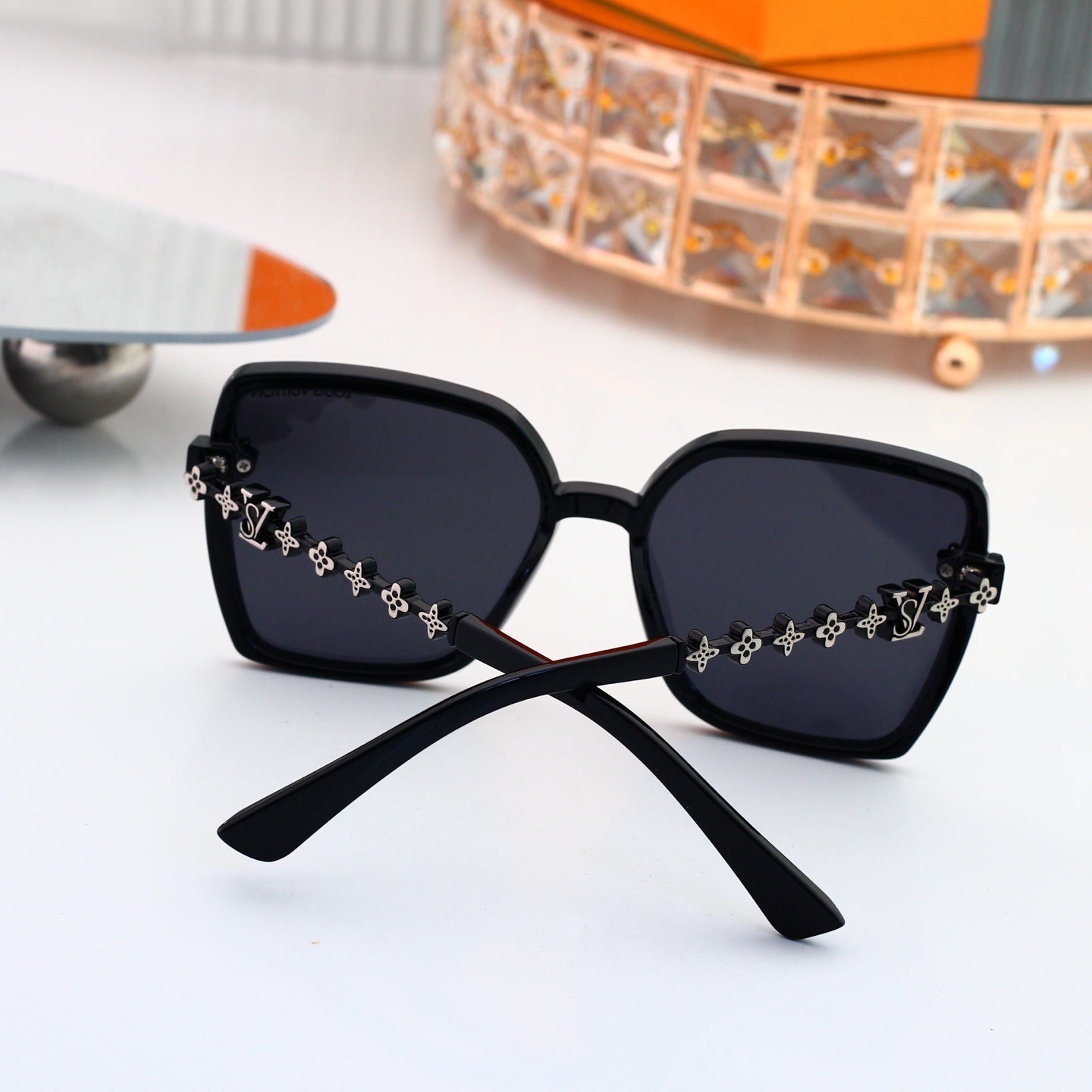 Oversized Sunglasses with Chain Temples 0924