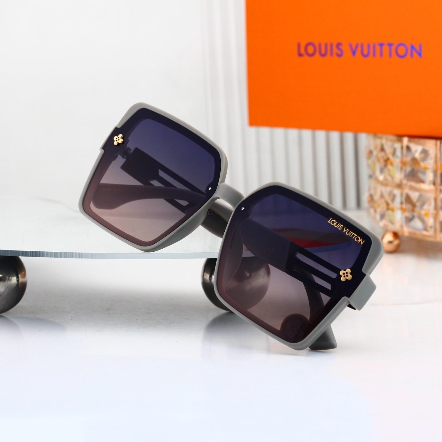 Oversized Sunglasses with Hollow Temples 0909