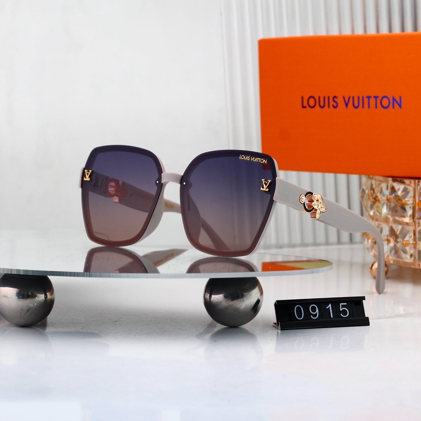 Oversized Sunglasses with Diamond Flower  0915