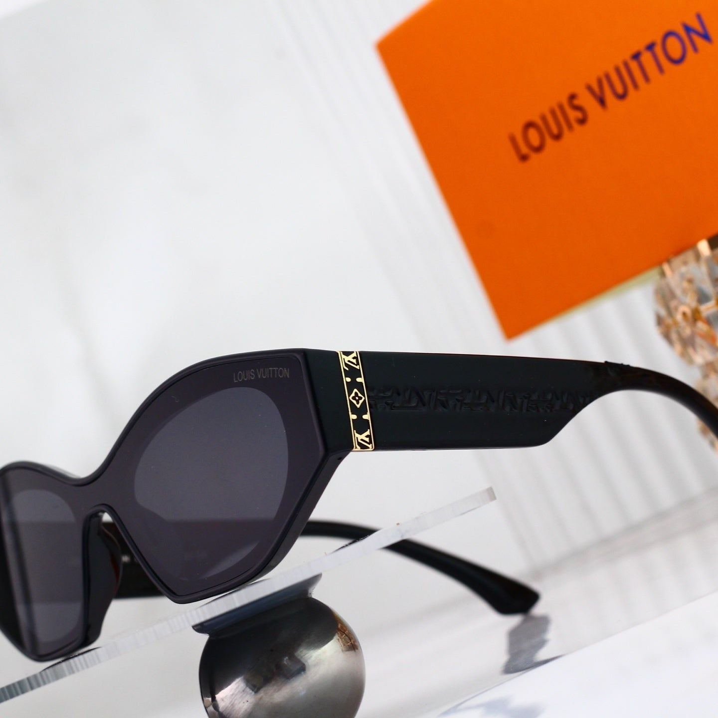 Irregular Cat-Eye Sunglasses with Monogram Details  0709