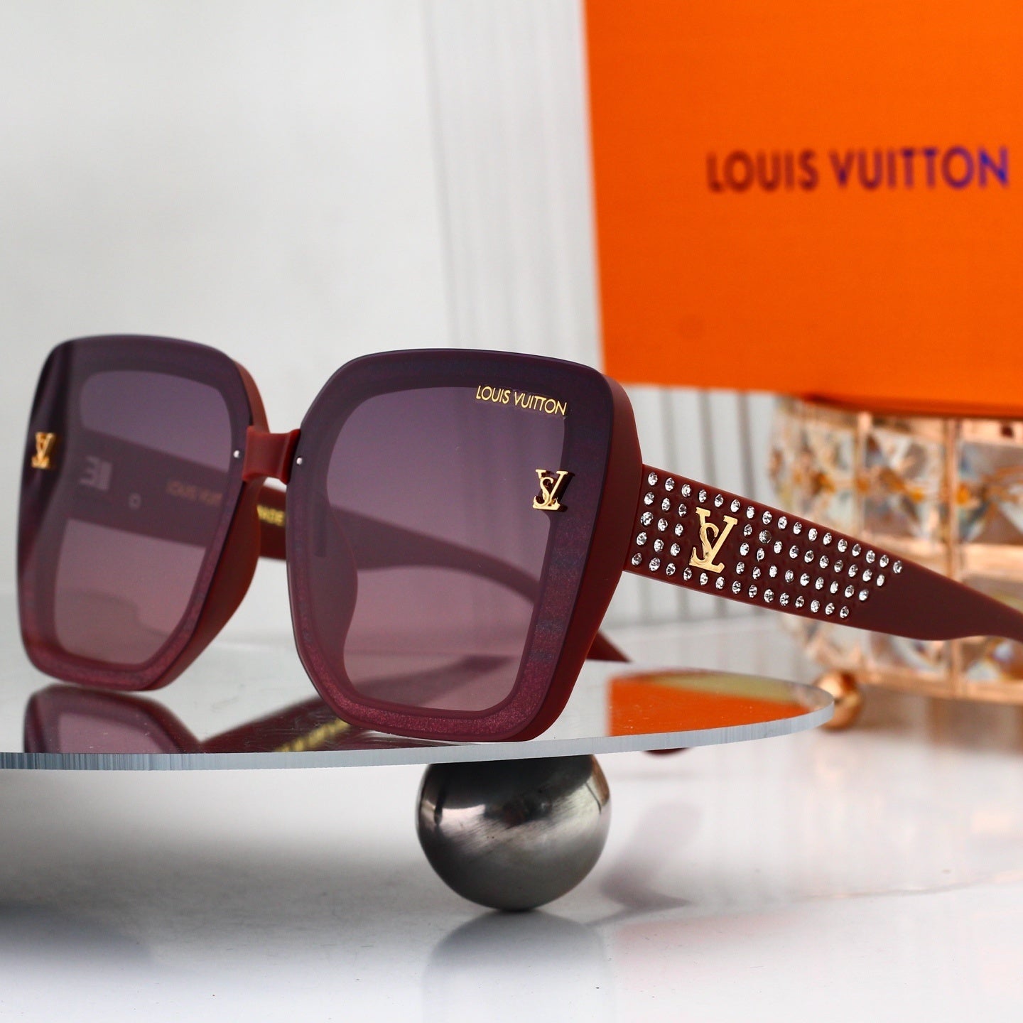 Sunglasses with Diamond-Embedded Temples 0903