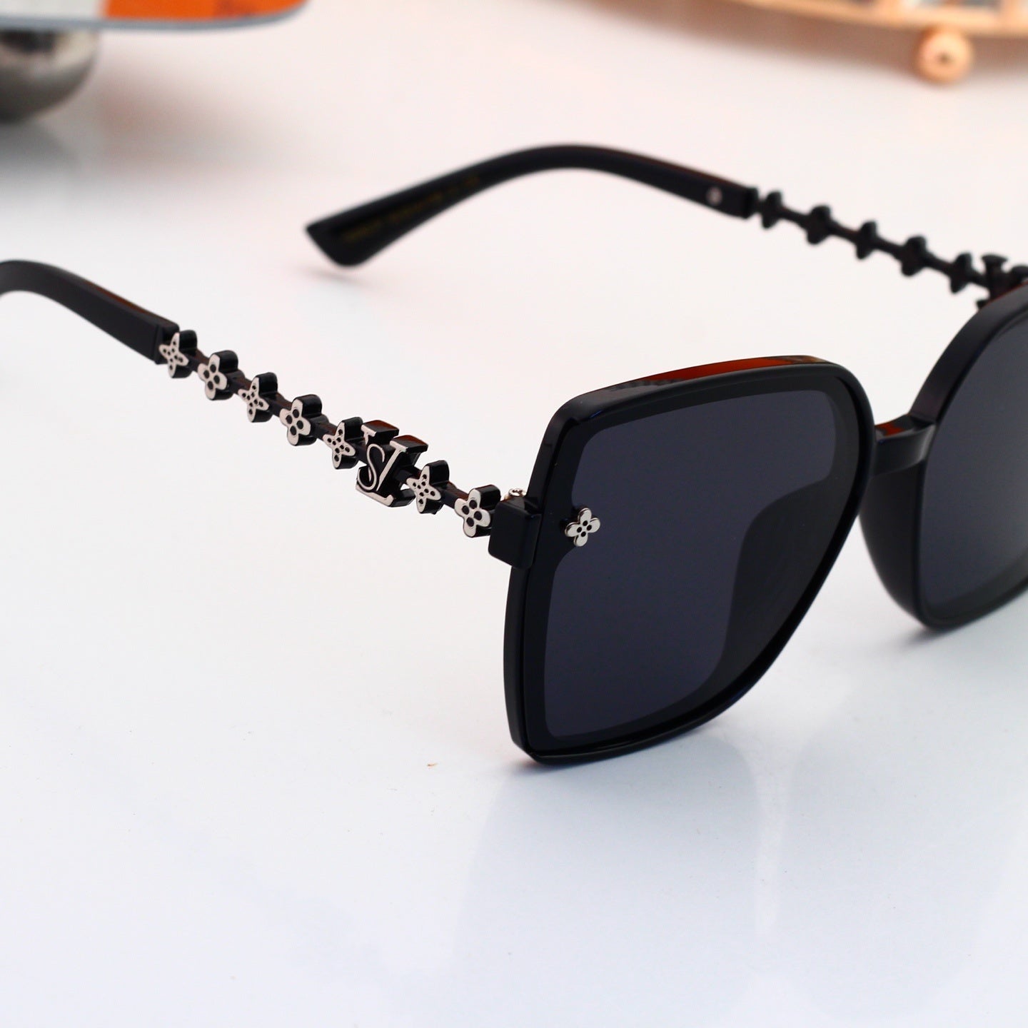 Oversized Sunglasses with Chain Temples 0924
