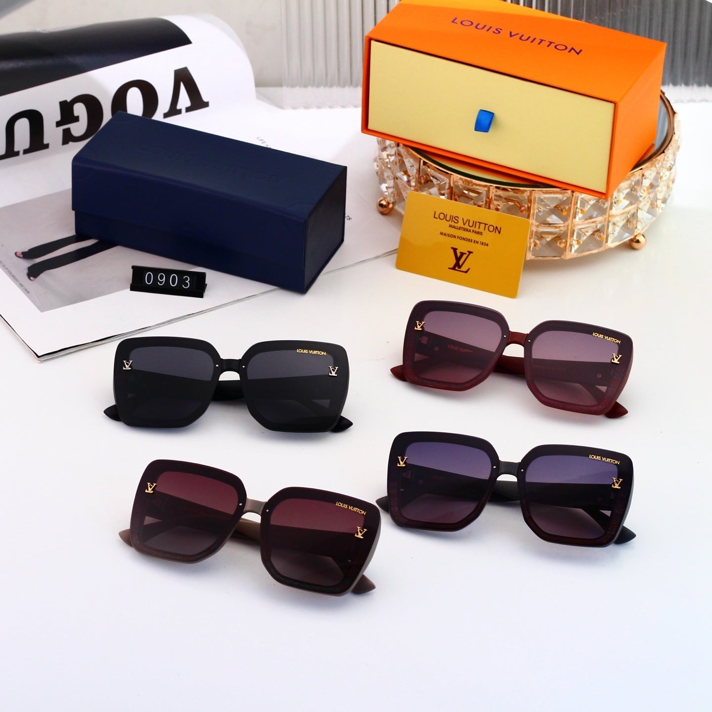 Sunglasses with Diamond-Embedded Temples 0903