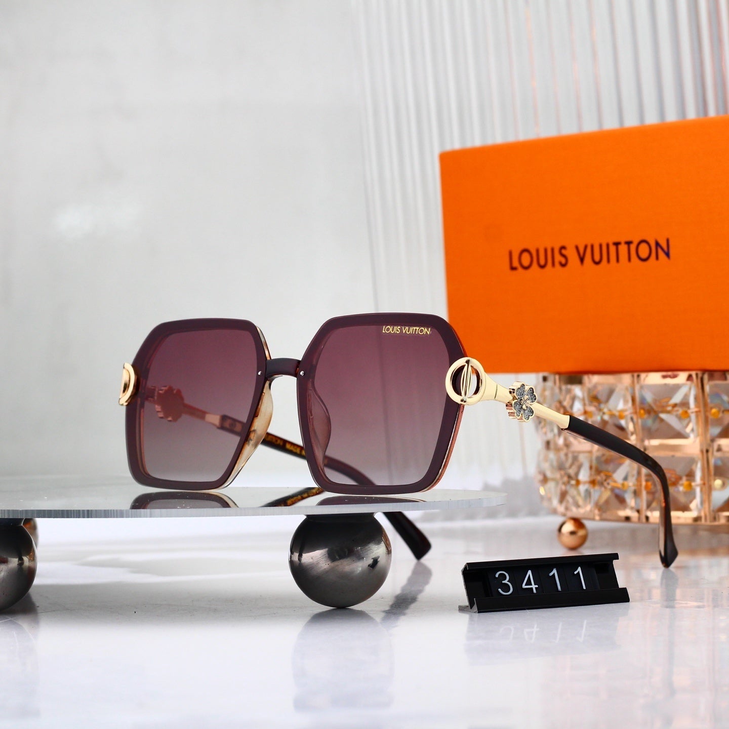 Blooming Whispers Oversized Sunglasses with Clover Detail (Model 3411)
