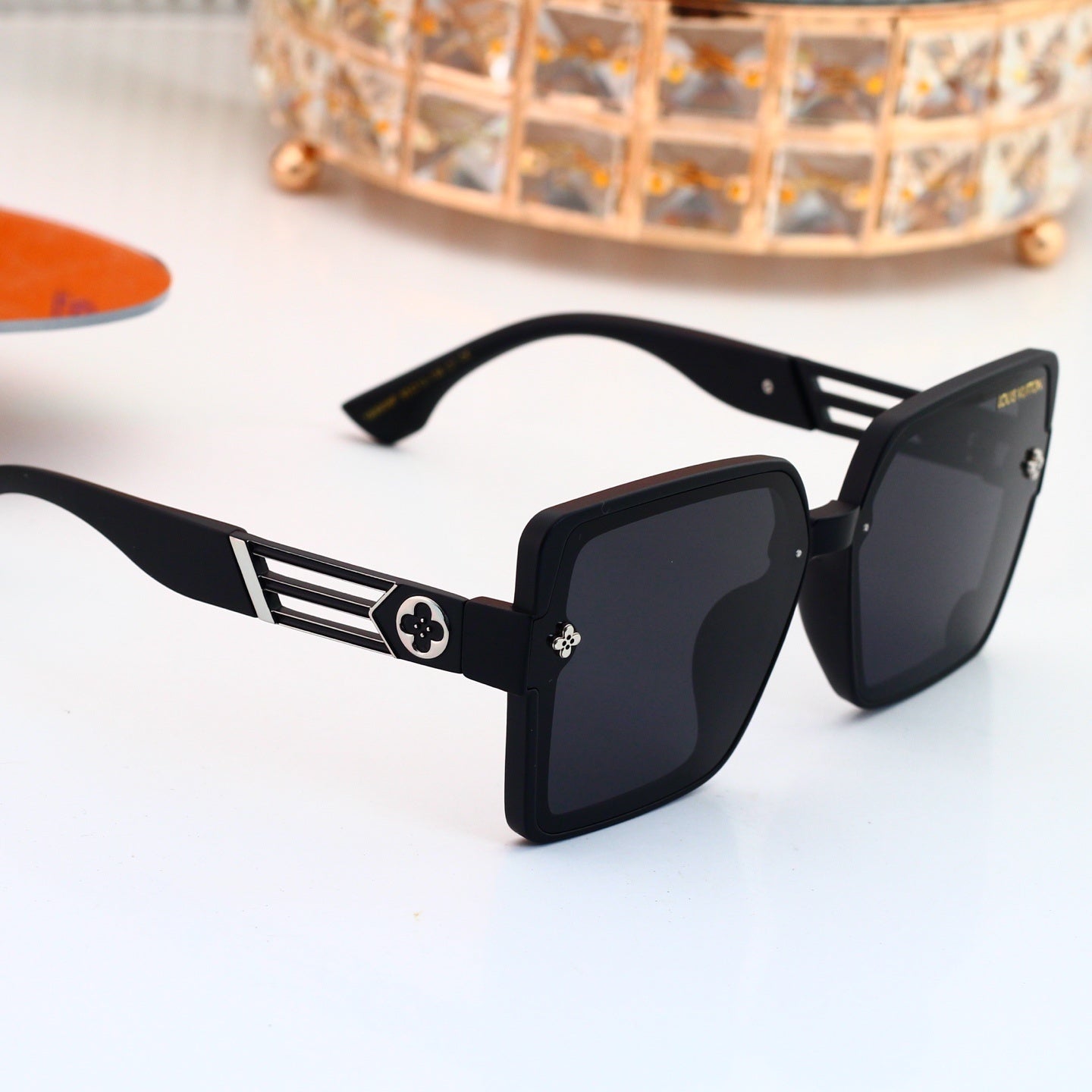 Oversized Sunglasses with Hollow Temples 0909