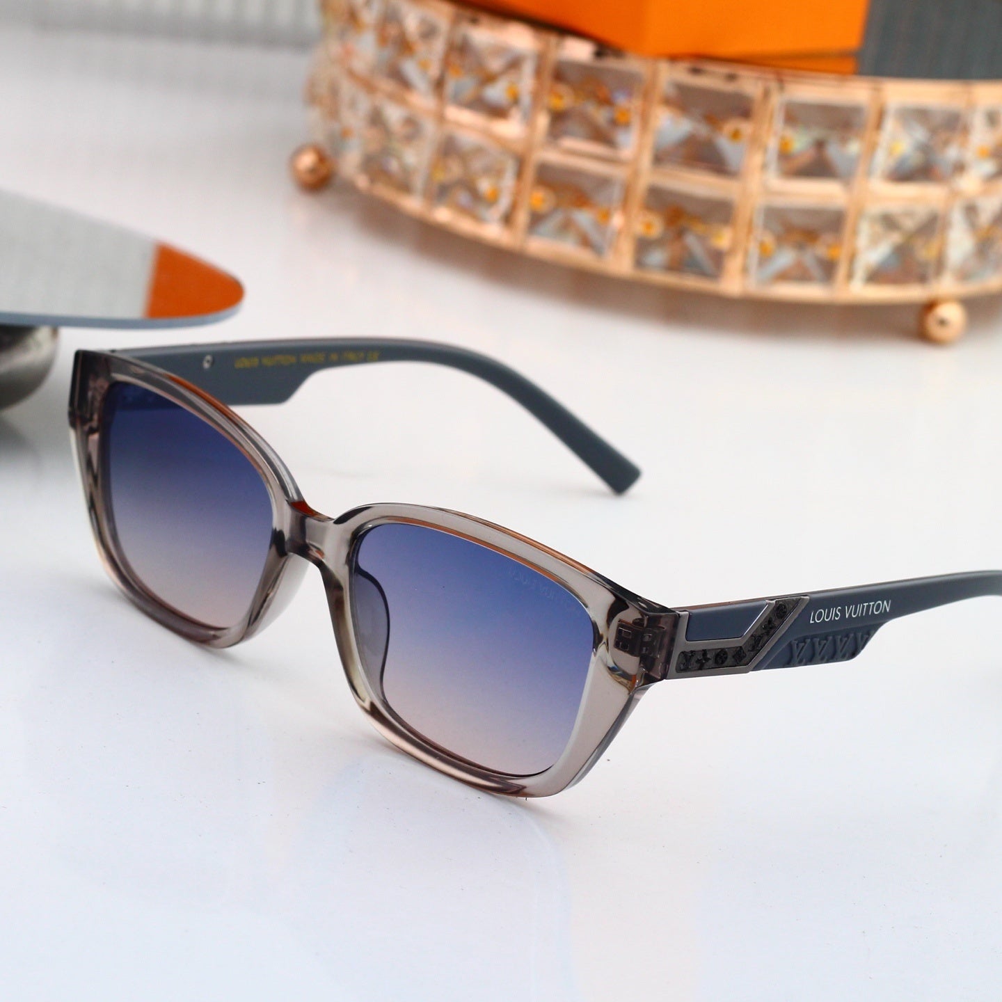 V-Logo Oversized Sunglasses (Model 3894)