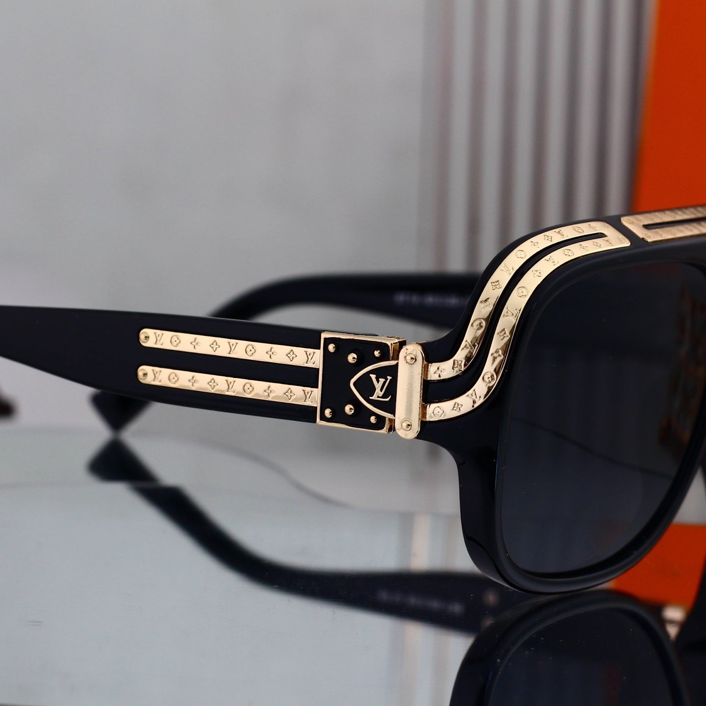 Retro Oversized Frame Sunglasses with Metal Accents 0715