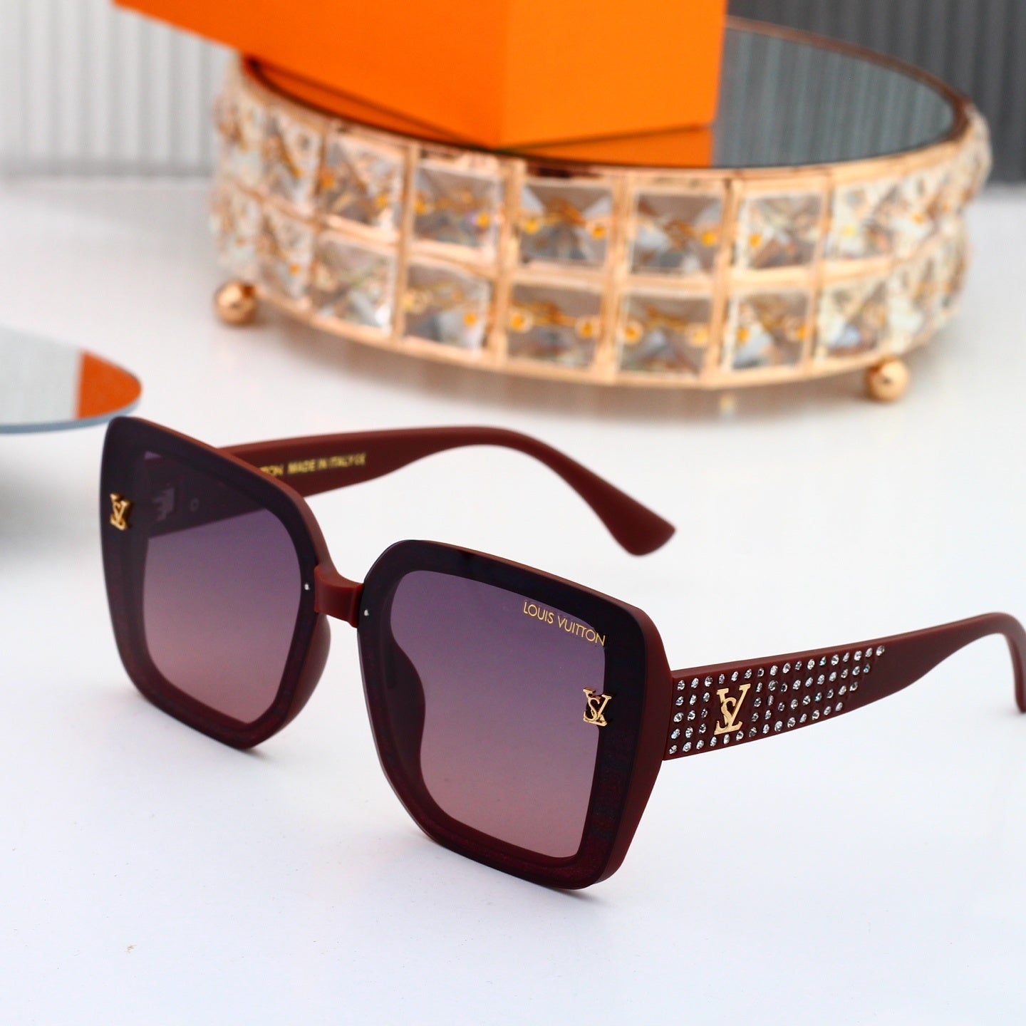Sunglasses with Diamond-Embedded Temples 0903