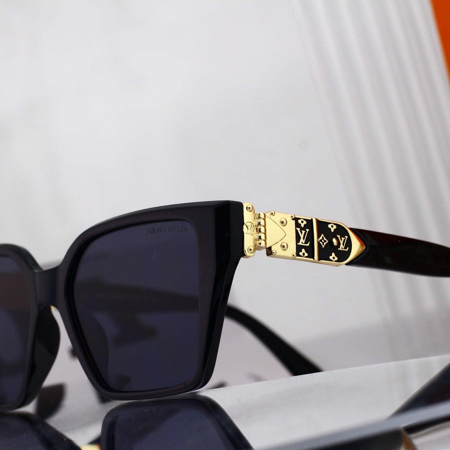 Geometric Square Frame Sunglasses with Side Metal Logo 79004