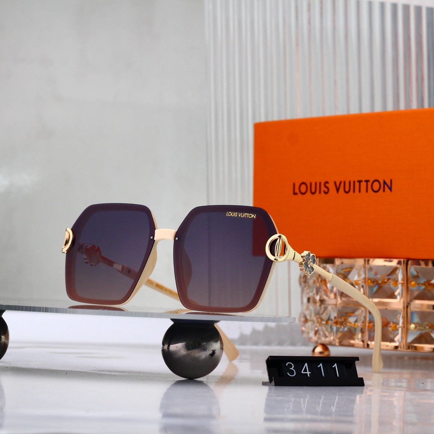 Blooming Whispers Oversized Sunglasses with Clover Detail (Model 3411)