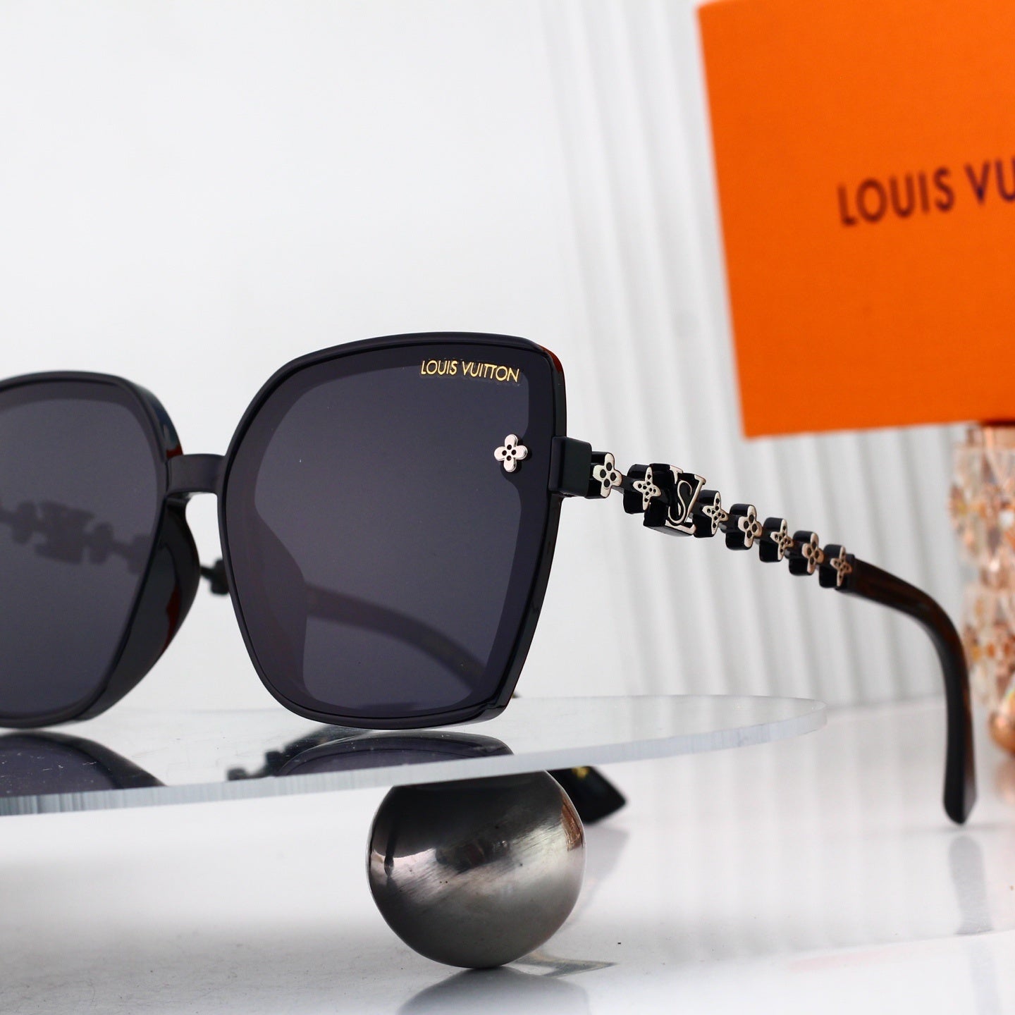 Oversized Sunglasses with Chain Temples 0924
