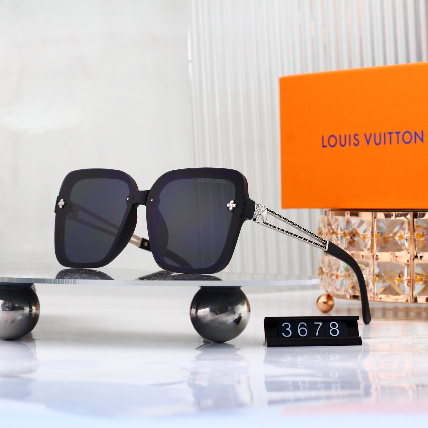 Oversized Sunglasses with Clover Detail (Model 3678)