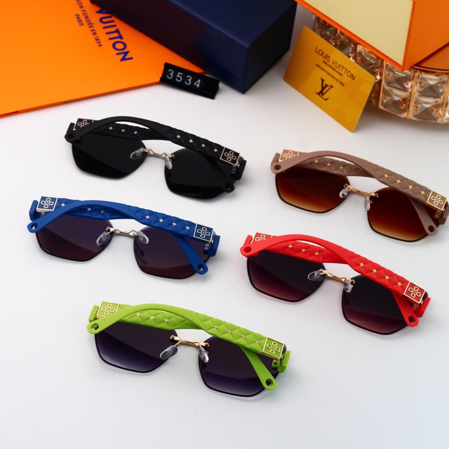 Diamond Star Rimless Sunglasses with Clover Detail (Model 3534)