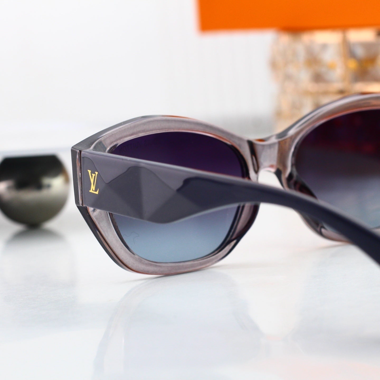 Irregular Square Frame Sunglasses with Side Metal Logo  0707