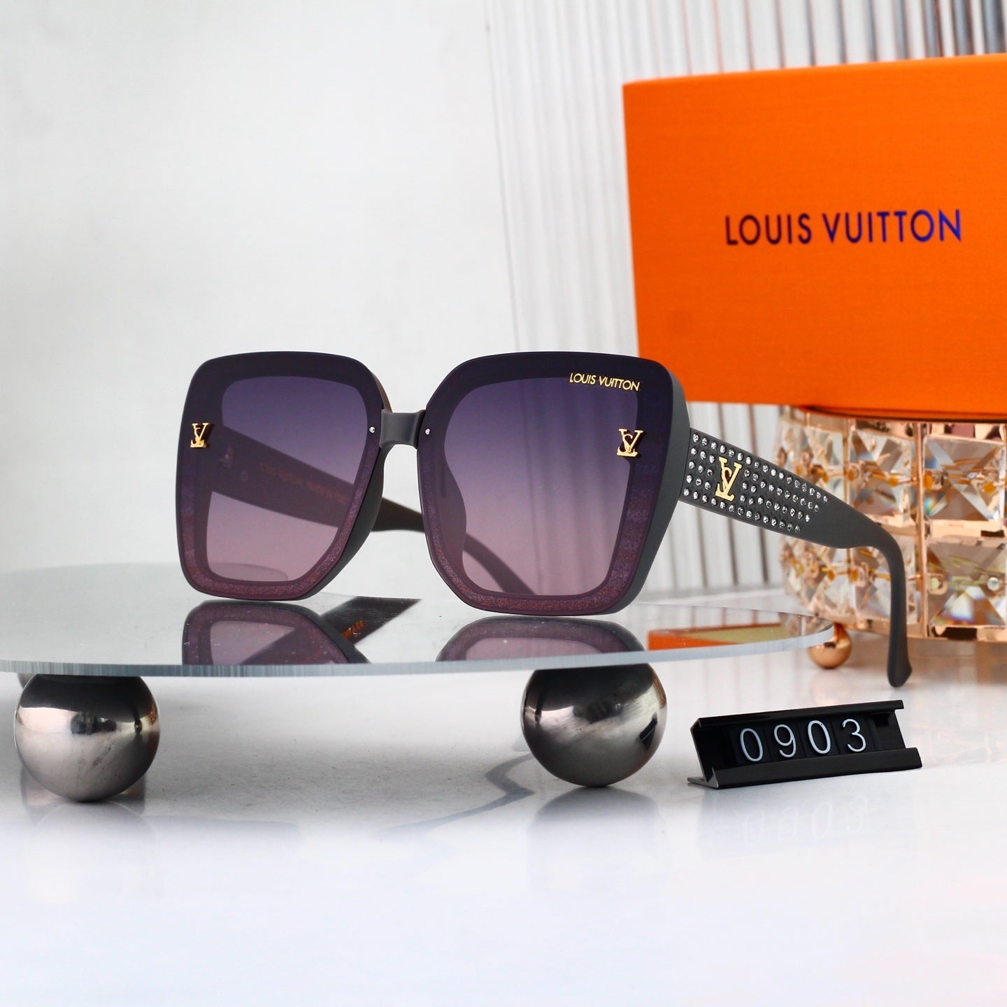Sunglasses with Diamond-Embedded Temples 0903