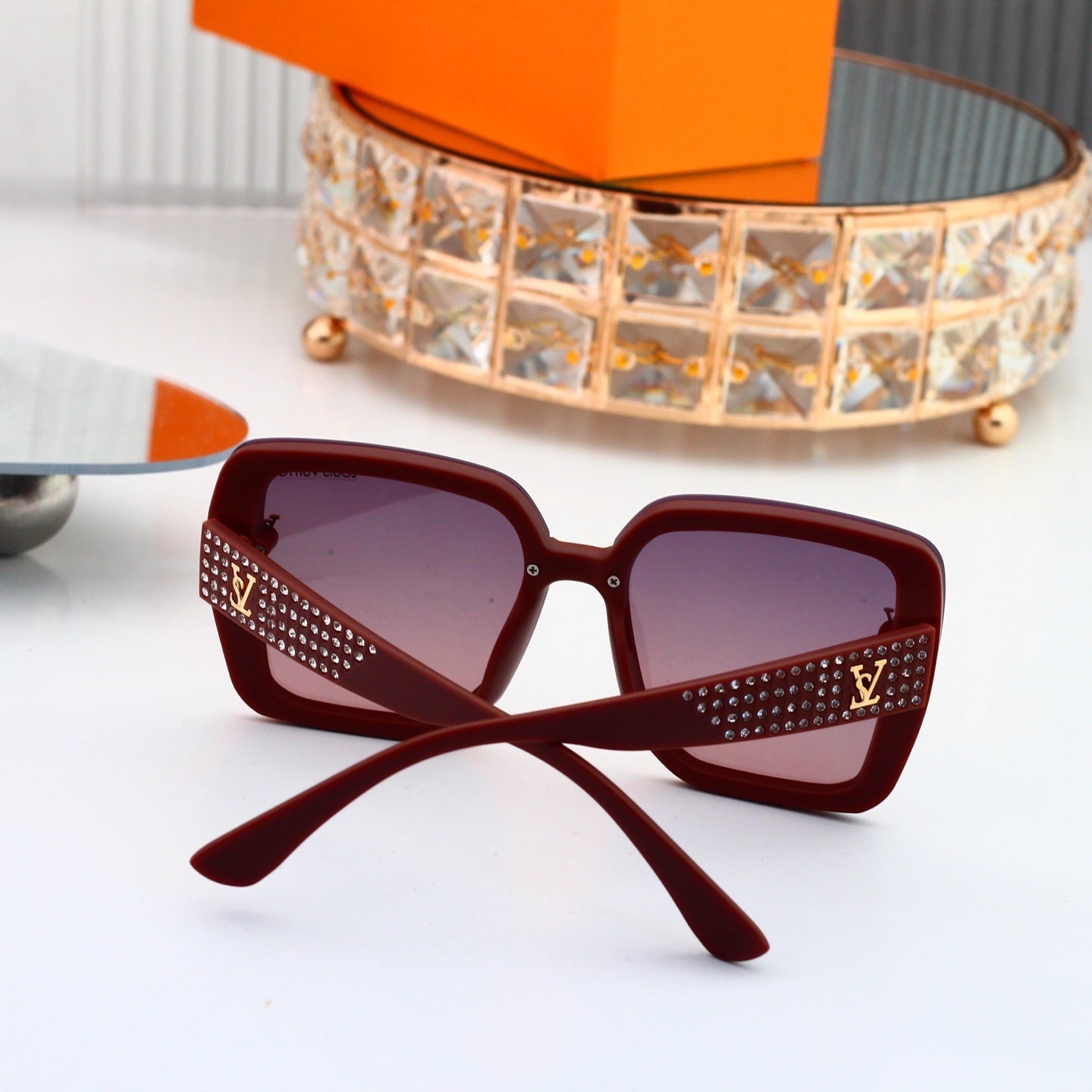 Sunglasses with Diamond-Embedded Temples 0903