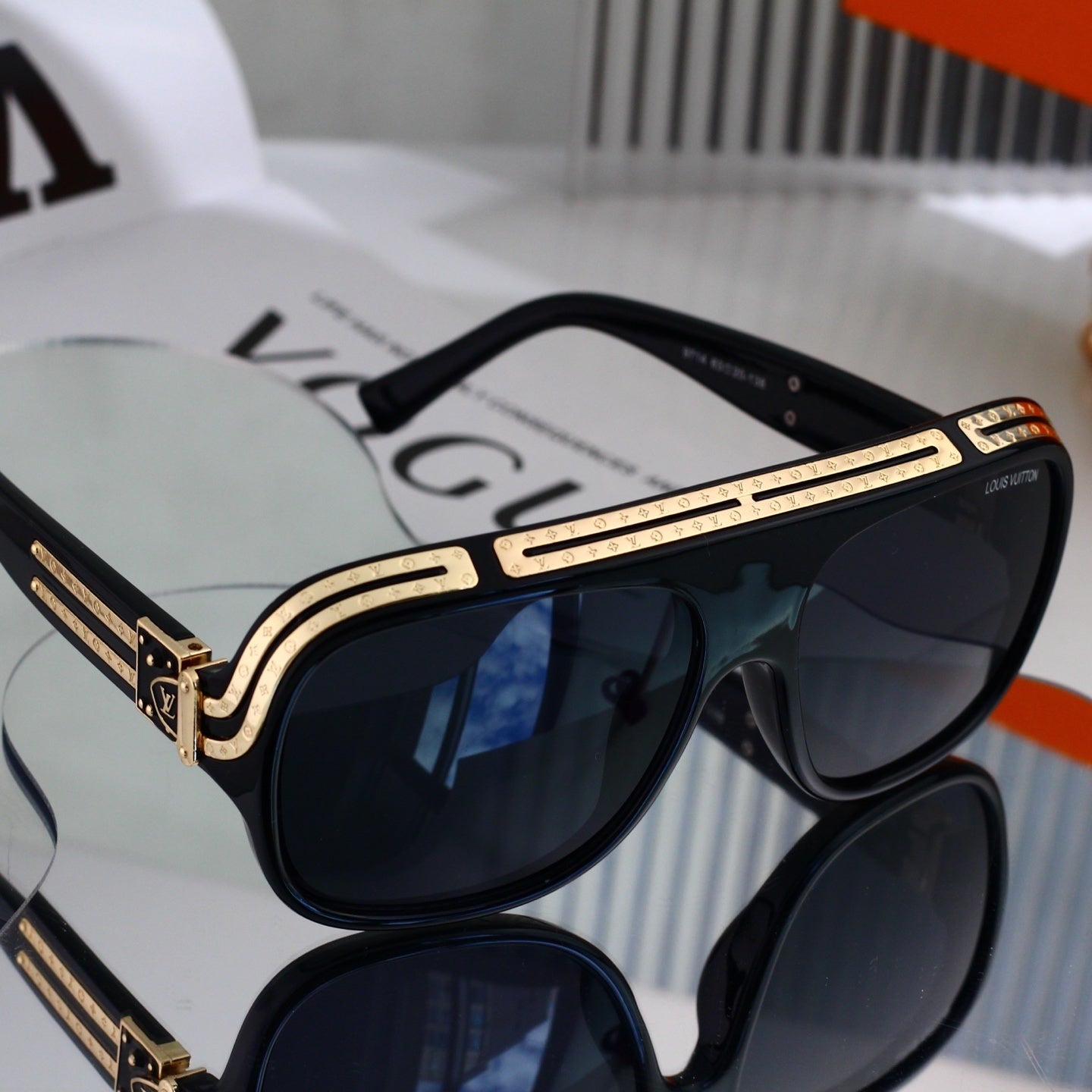 Retro Oversized Frame Sunglasses with Metal Accents 0715