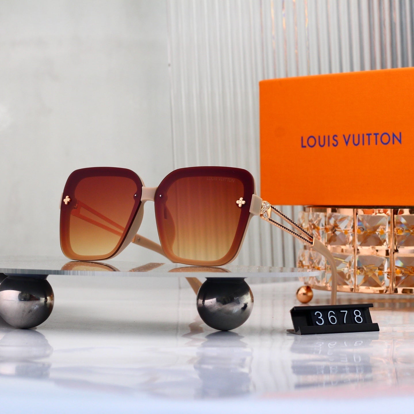 Oversized Sunglasses with Clover Detail (Model 3678)