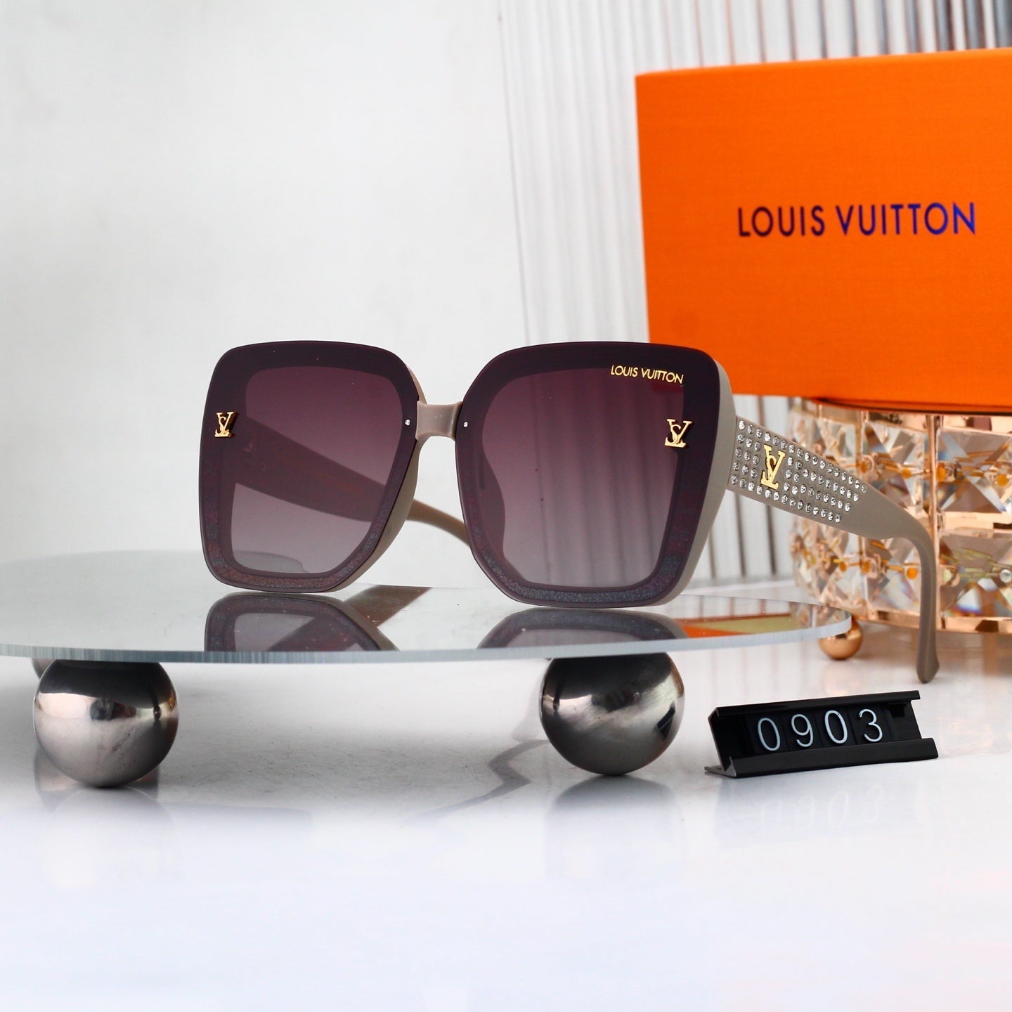 Sunglasses with Diamond-Embedded Temples 0903