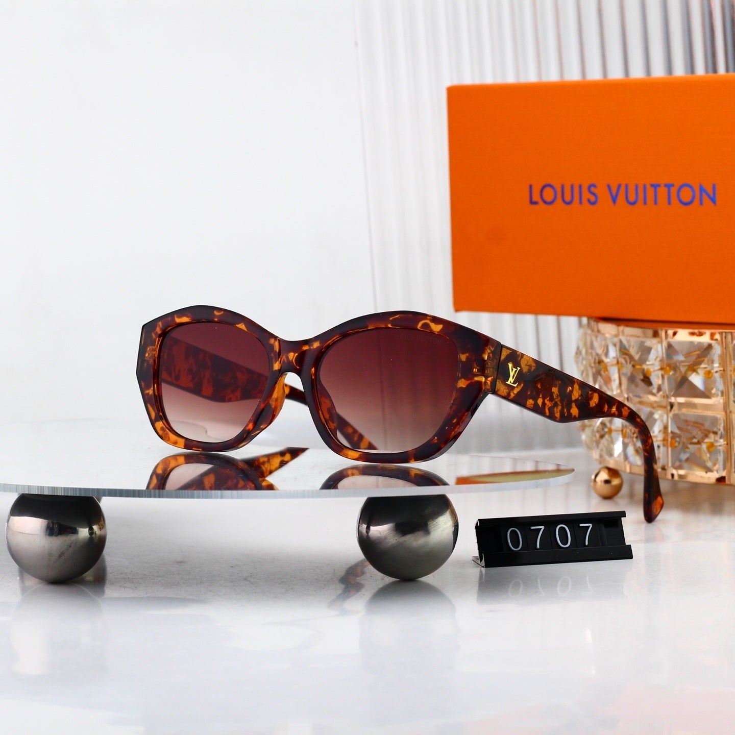 Irregular Square Frame Sunglasses with Side Metal Logo  0707