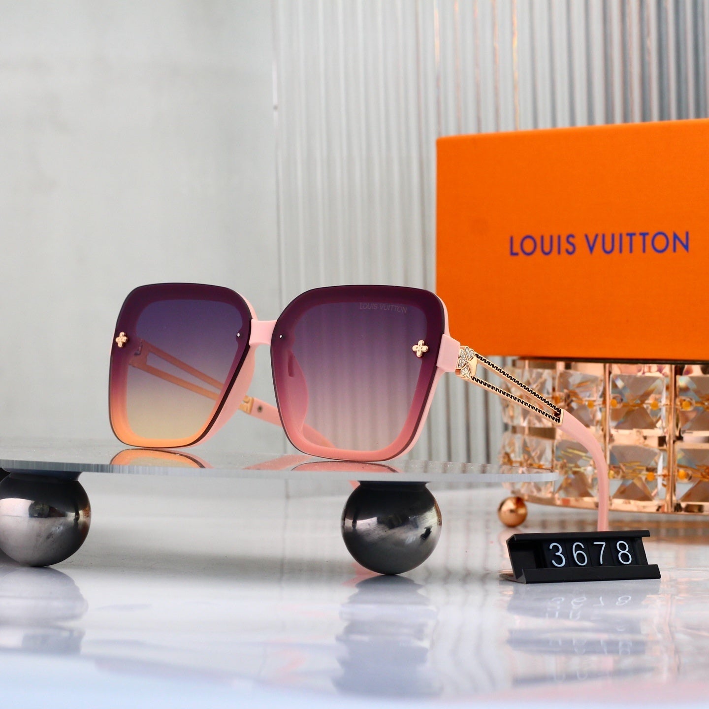 Oversized Sunglasses with Clover Detail (Model 3678)