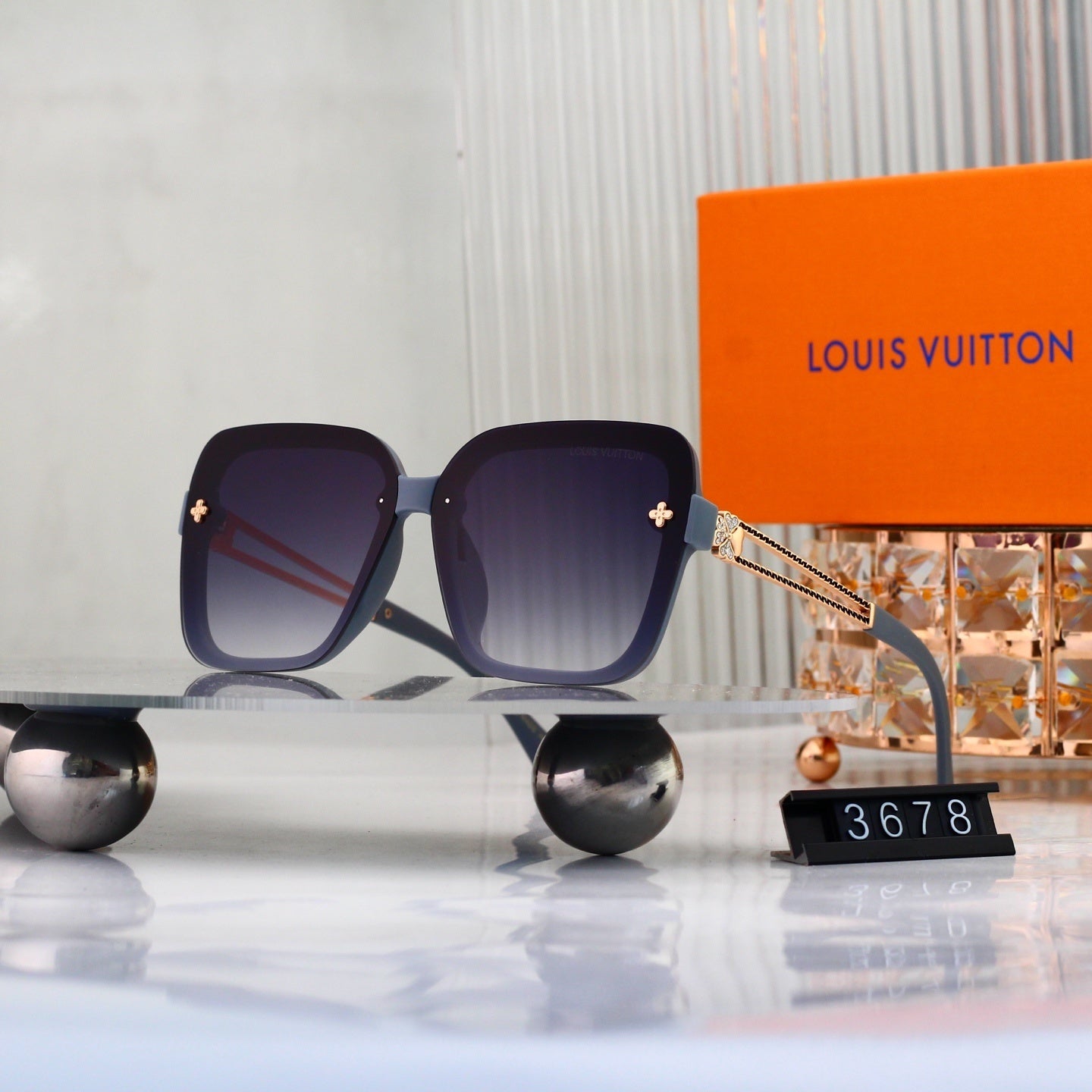 Oversized Sunglasses with Clover Detail (Model 3678)