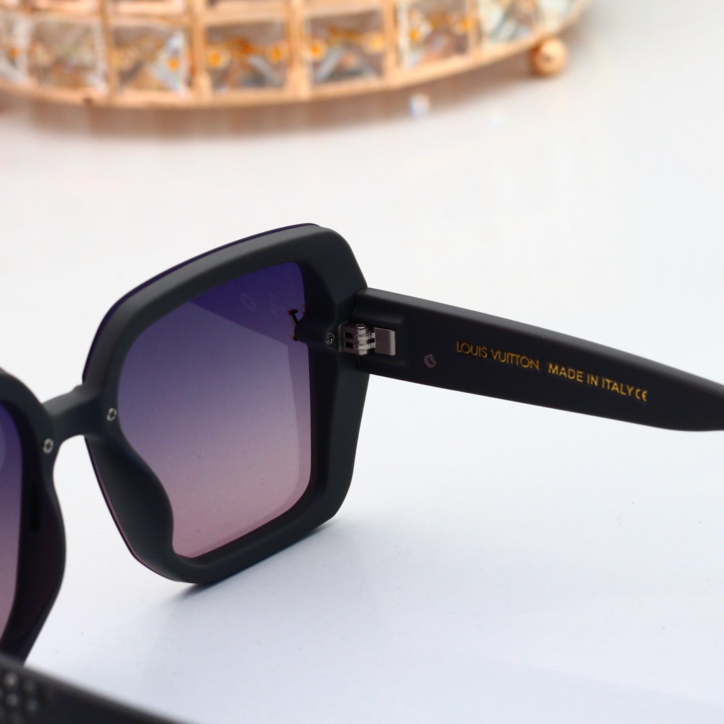 Sunglasses with Diamond-Embedded Temples 0903