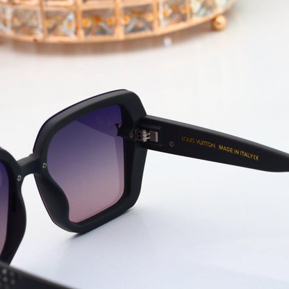 Sunglasses with Diamond-Embedded Temples 0903