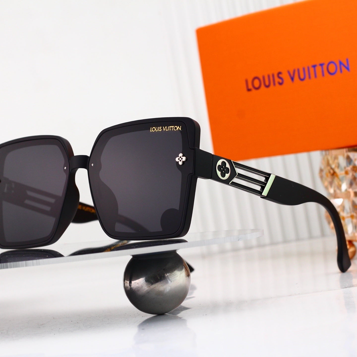 Oversized Sunglasses with Hollow Temples 0909
