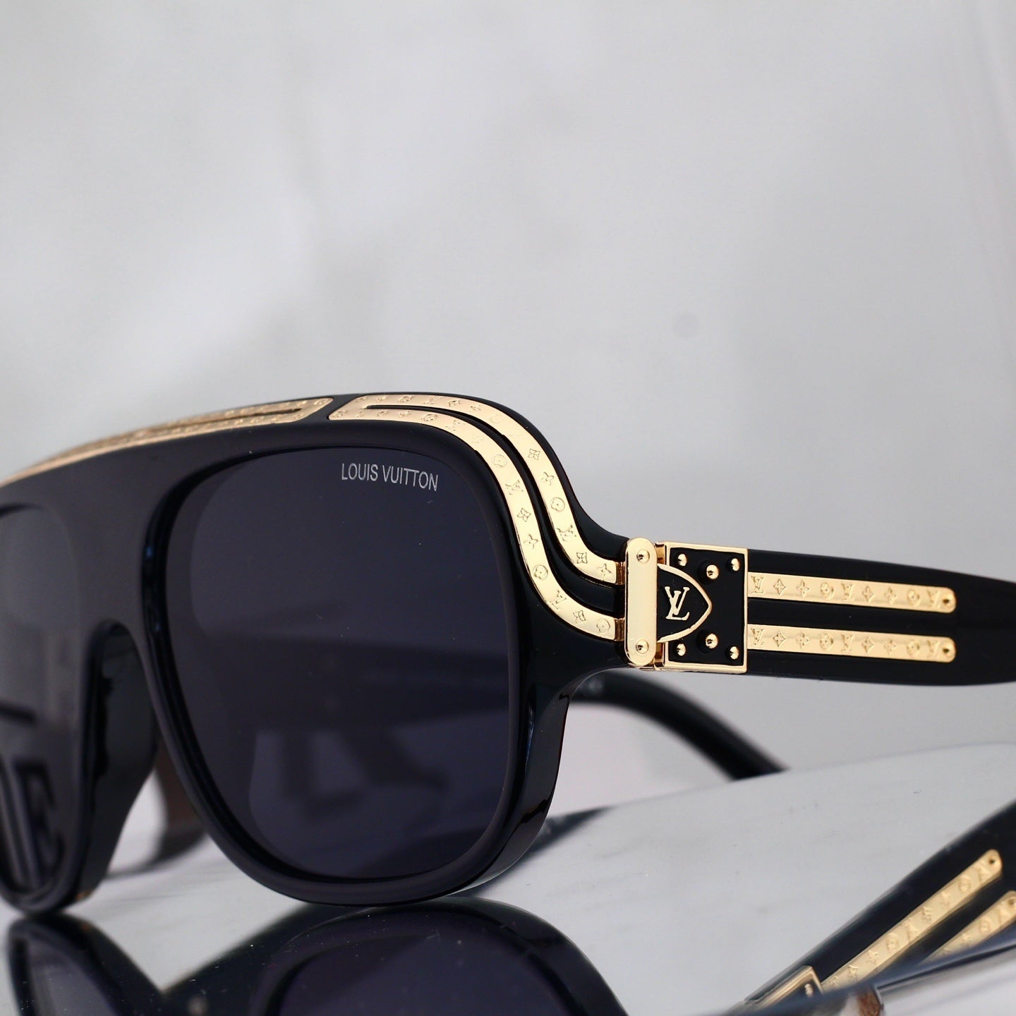 Retro Oversized Frame Sunglasses with Metal Accents 0715