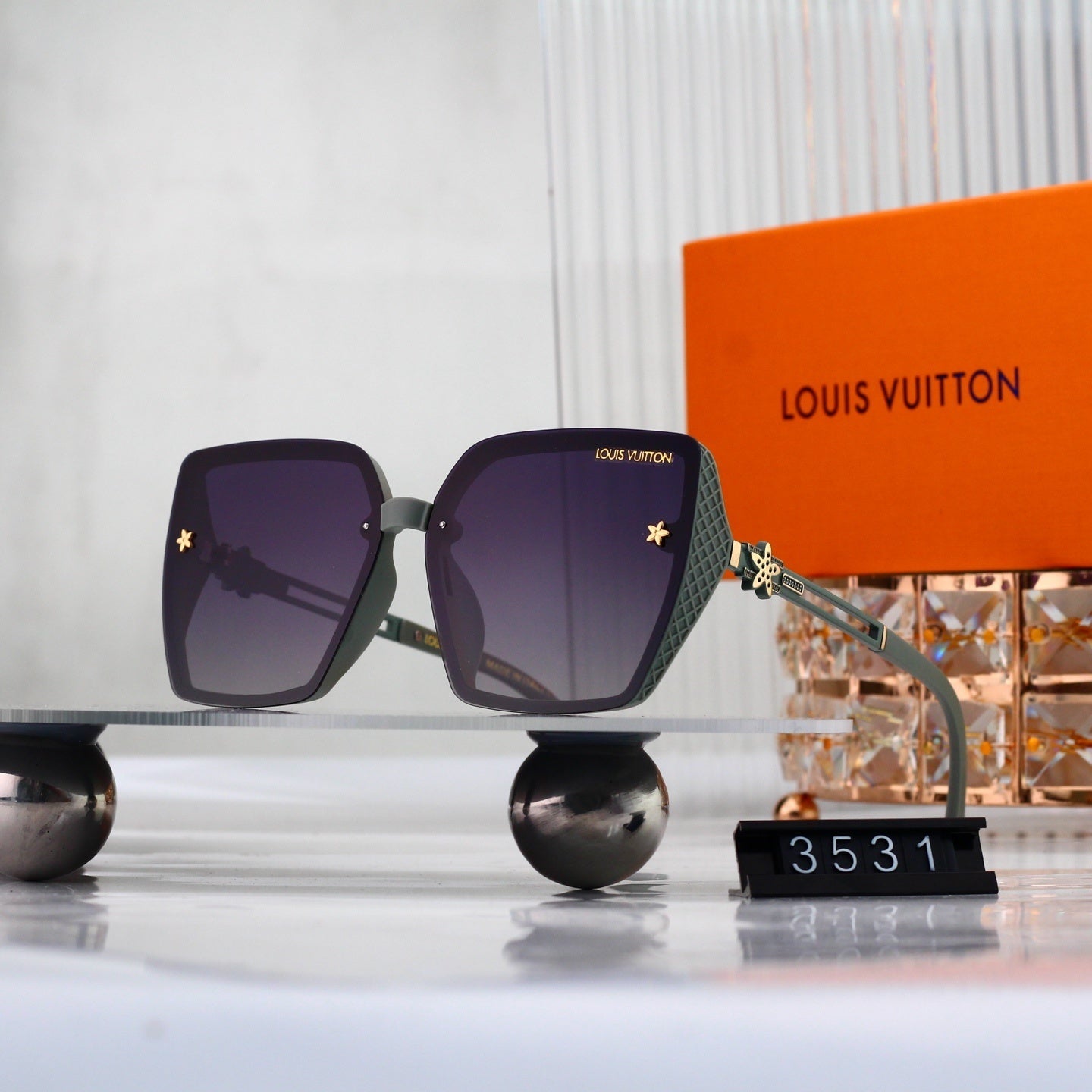 Oversized Sunglasses with Star Diamond Detail (Model 3531)