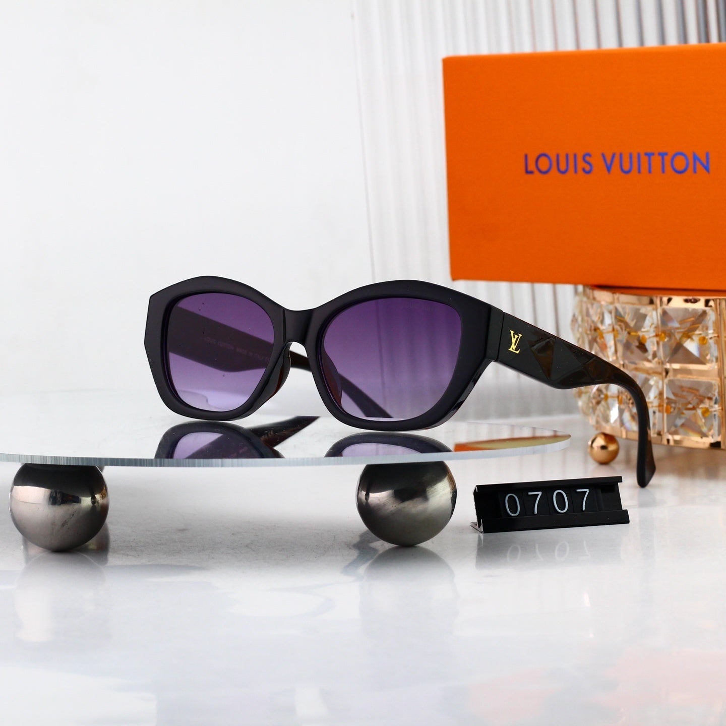 Irregular Square Frame Sunglasses with Side Metal Logo  0707